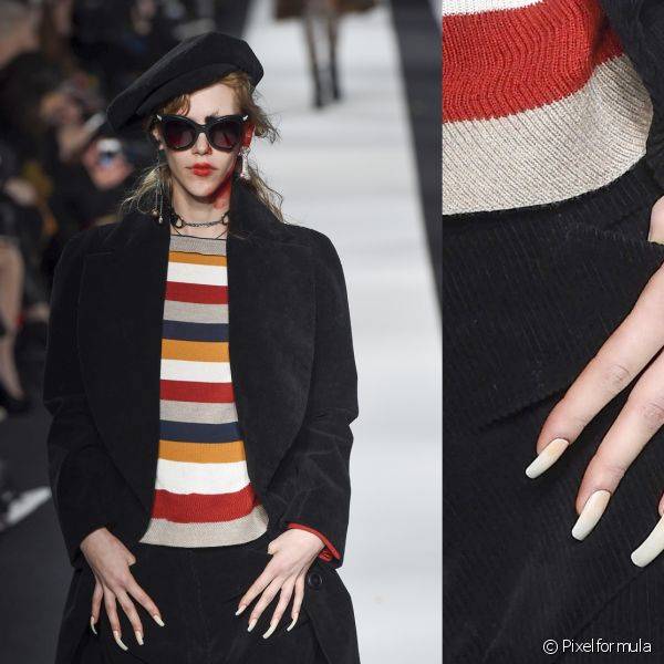 No desfile da Vivienne Westwood Red Label unhas enormes com tamanhos diferentes entre si chamaram atenção